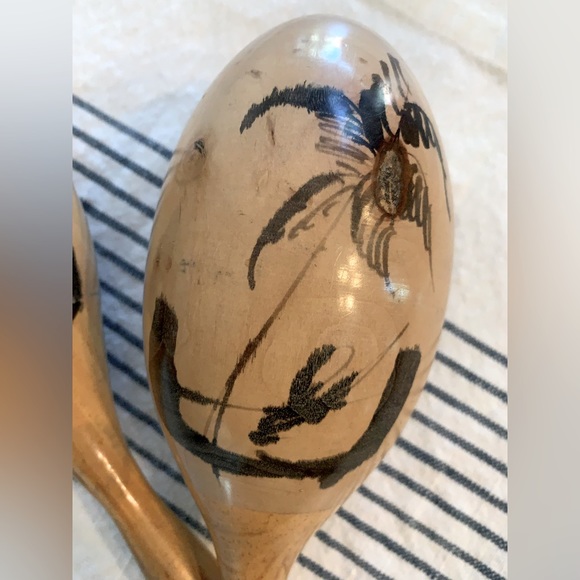 🎼 Two Wooden Maracas - Picture 3 of 5